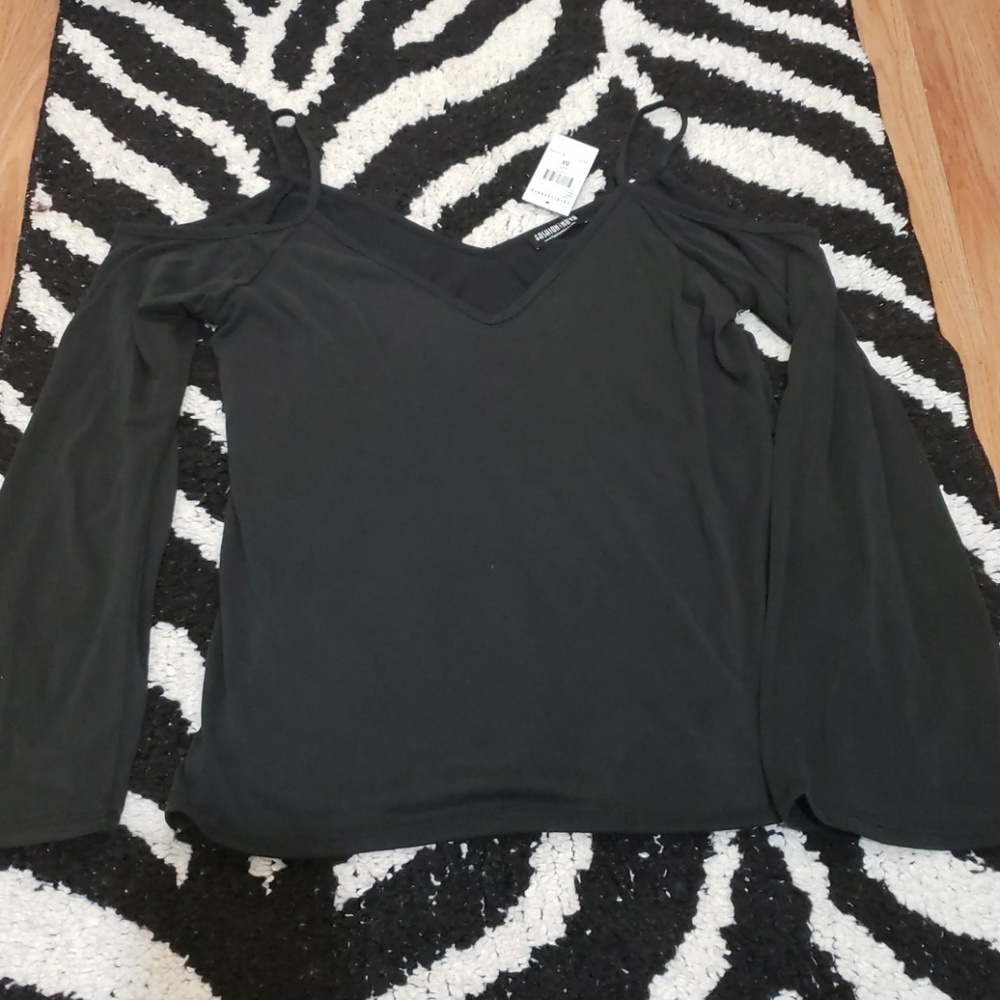Nwts- Fashion Nova black cold shoulder top Sz M